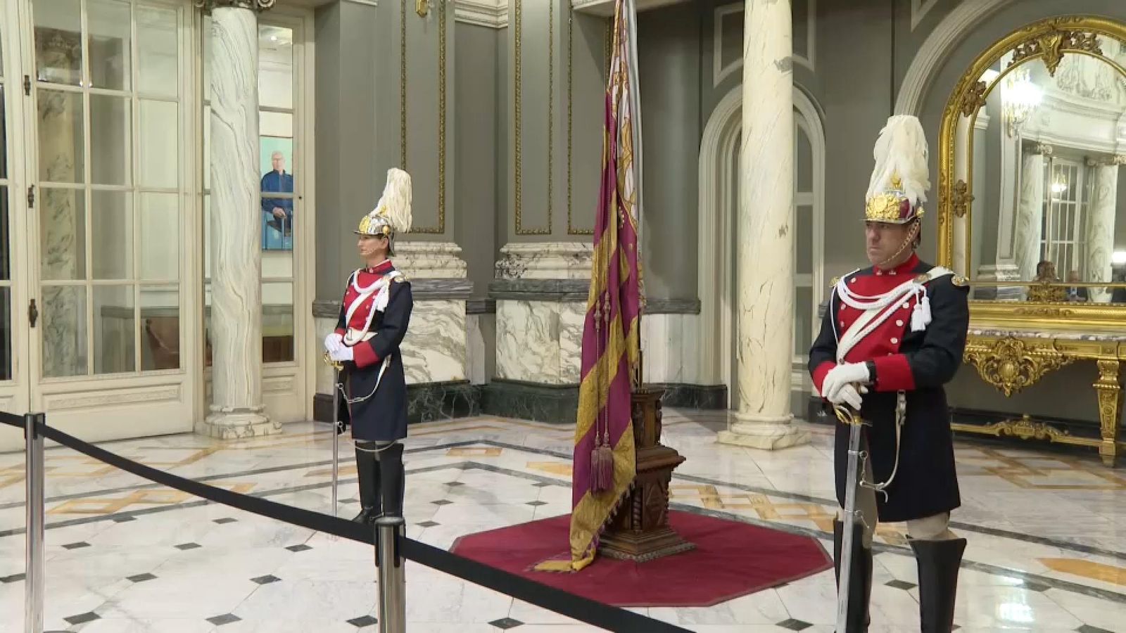 La Senyera, custodiada al Saló de Cristall de l'Ajuntament