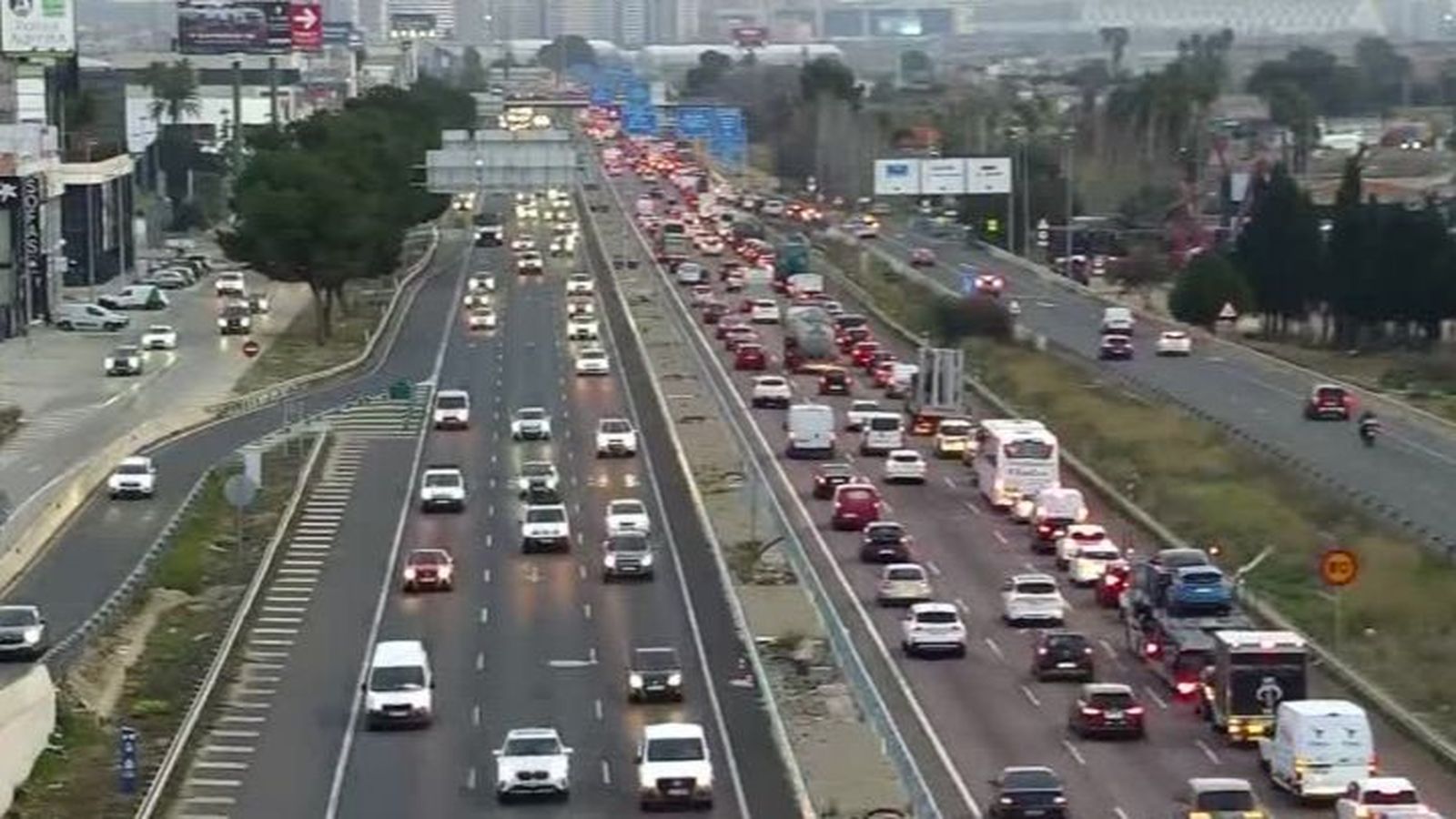 Aspecte que presentava la Pista de Silla a primera hora d'este dilluns, col·lapsada en sentit València