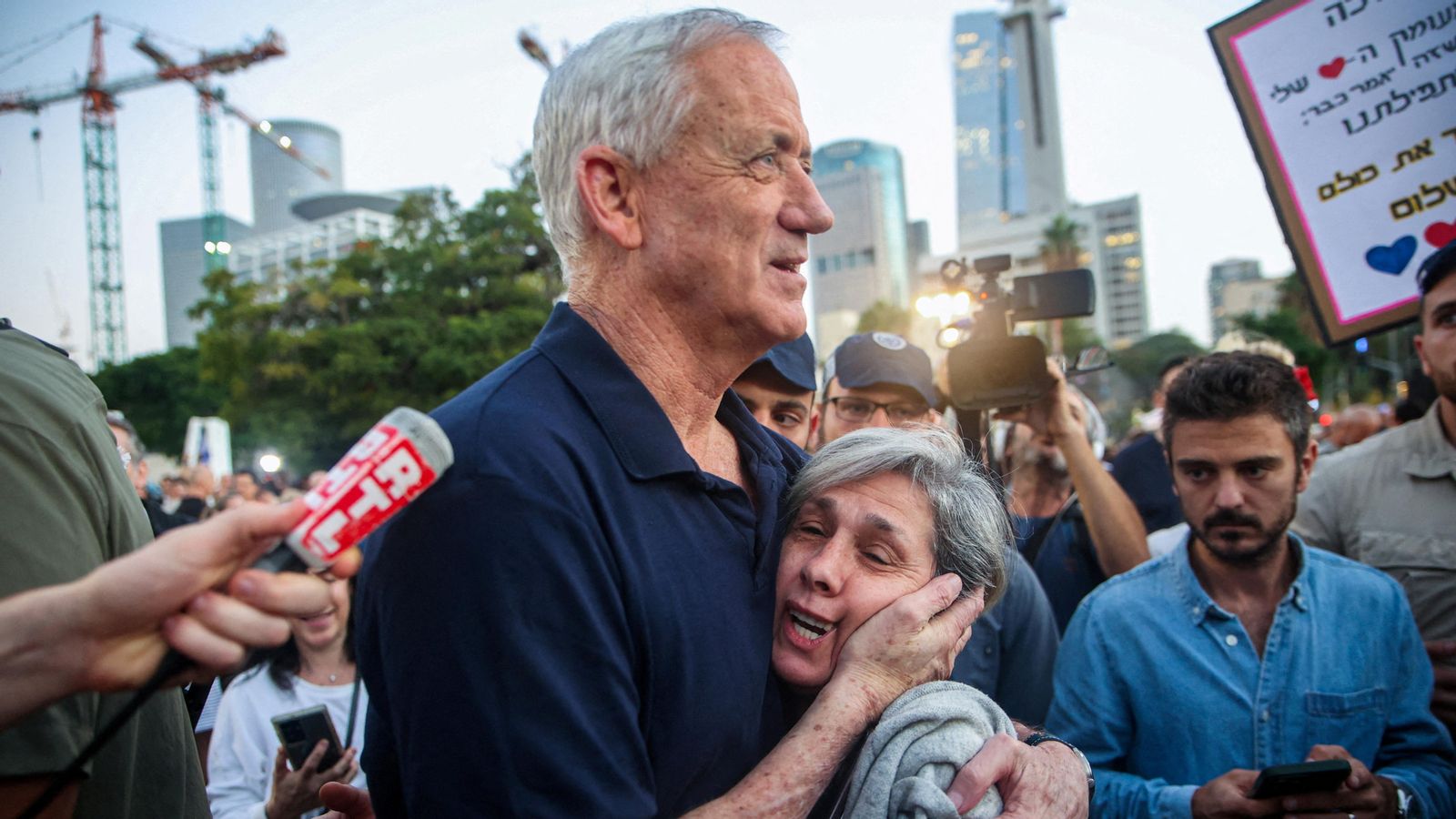 El cap de gabinet per a la guerra, Benny Gantz, abraça la familiar d'un dels ostatges alliberats