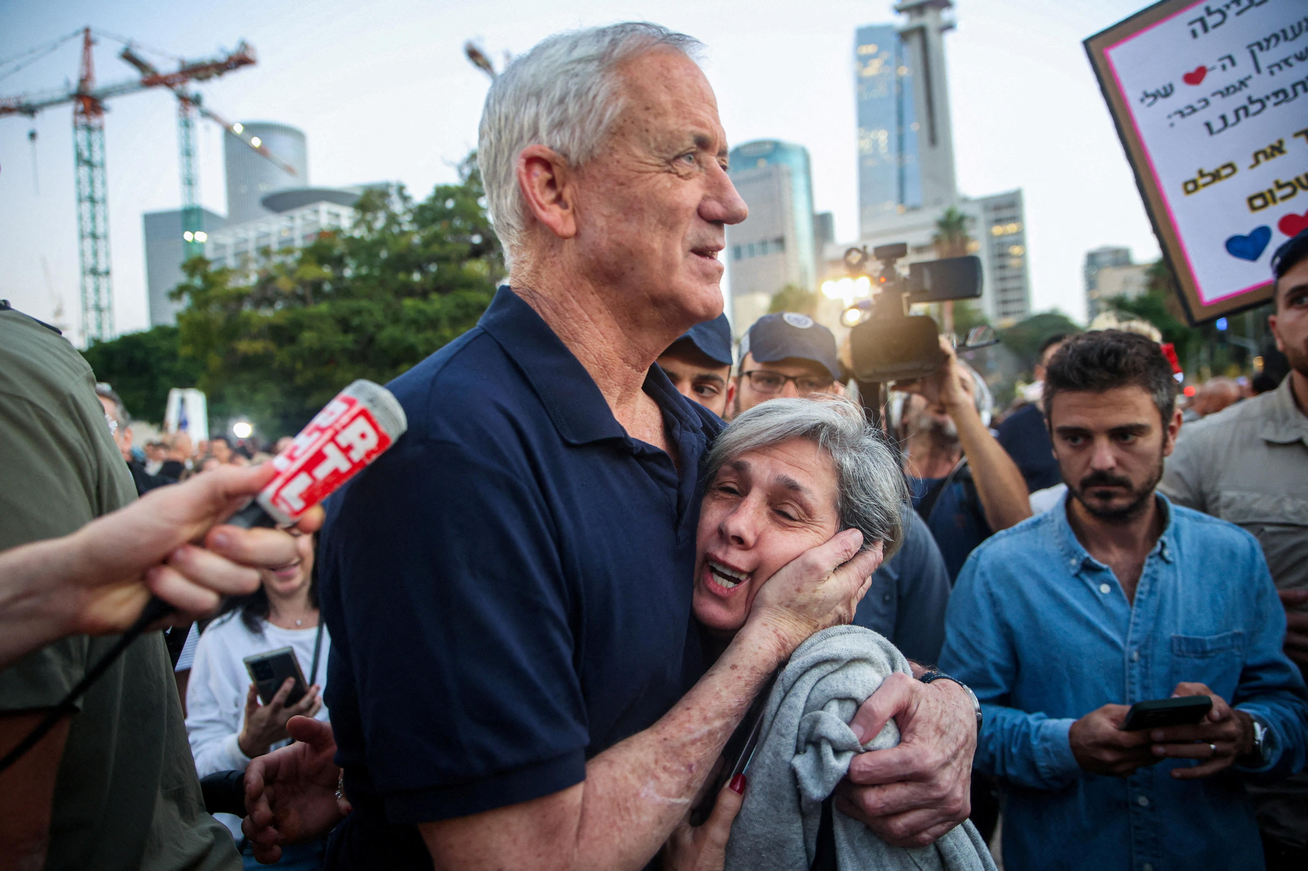 El cap de gabinet per a la guerra, Benny Gantz, abraça la familiar d'un dels ostatges alliberats El cap de gabinet per a la guerra, Benny Gantz, abraça la familiar d'un dels ostatges alliberats
