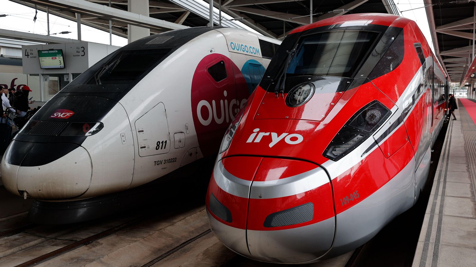 Ouigo i Iryo, dues de les companyies alternatives als AVE de Renfe, en l'estació Joaquim Sorolla de València