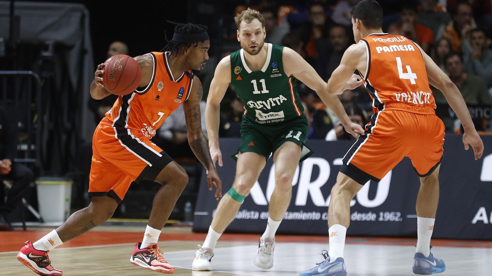 Chris Jones ha tornat a jugar de taronja després de la lesió a la mà, en el mes d'agost