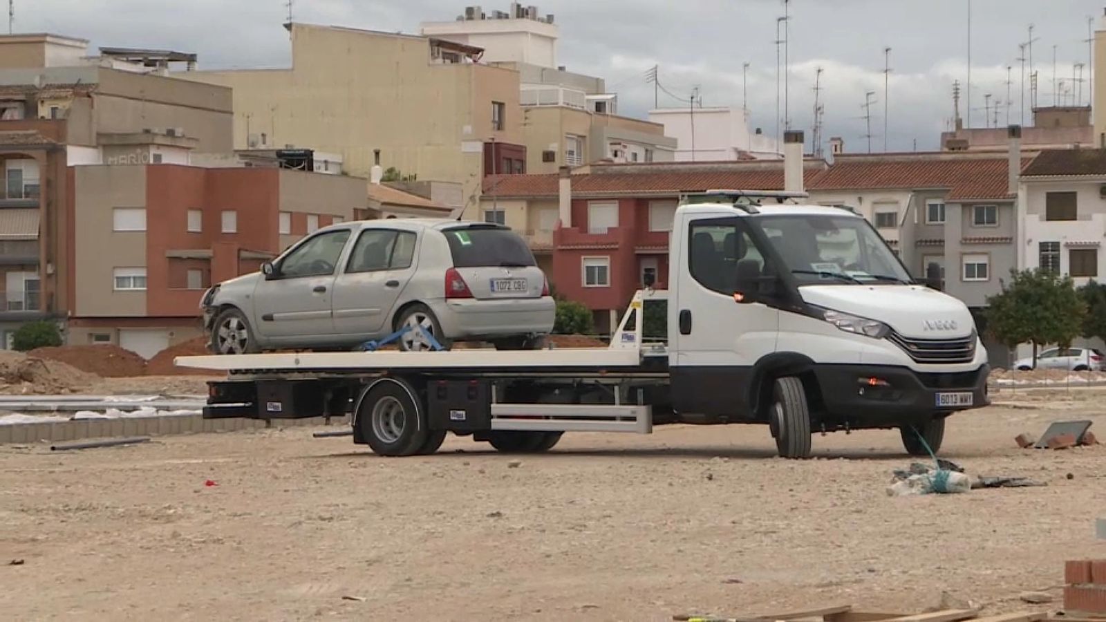 Una grua transporta el cotxe que ha atropellat mortalment una menor a Algemesí