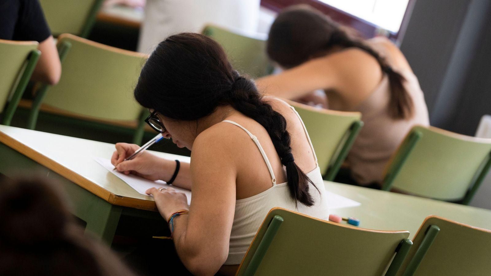 Una alumna fa una de les proves de la PAU