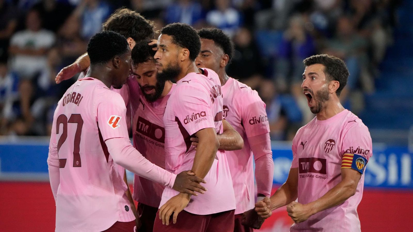 Els jugadors del València celebren el gol