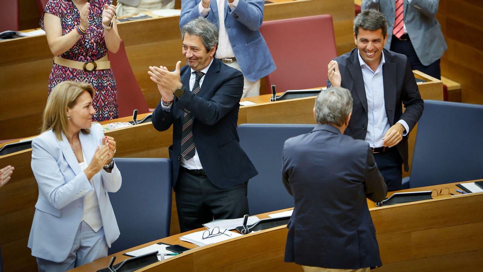 El president de la Generalitat, junt al vicepresident, felicita al conseller d'Educació, després de l'aprovació de la reforma educativa
