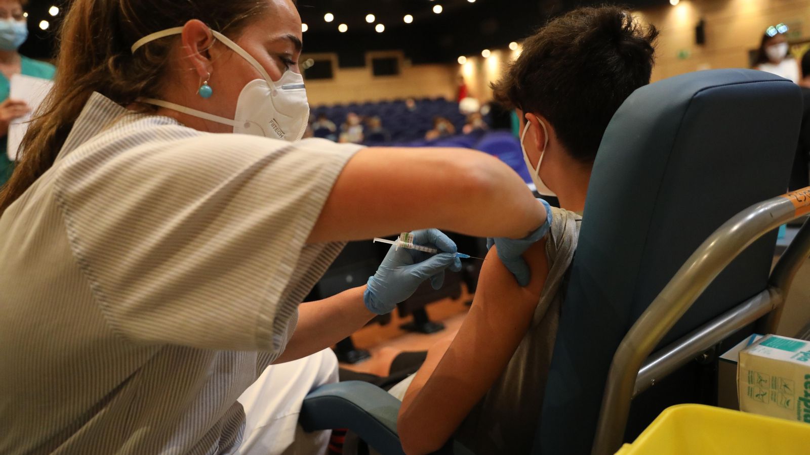 Una sanitària vacuna a un menor a Madrid, en una imatge d'arxiu