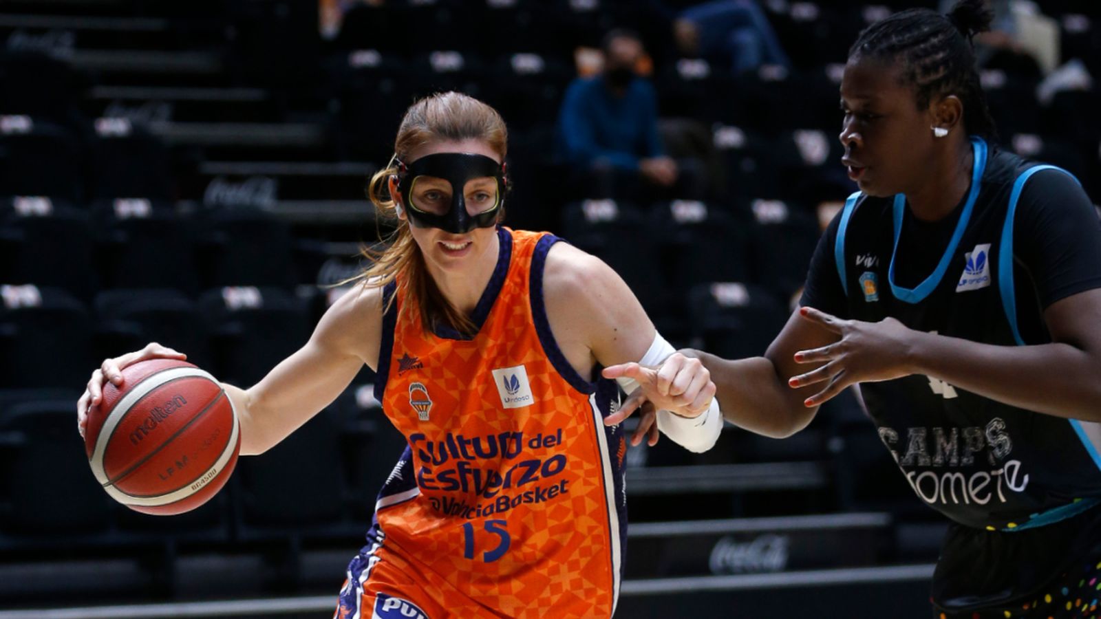 Laura Gil, en una acció ofensiva