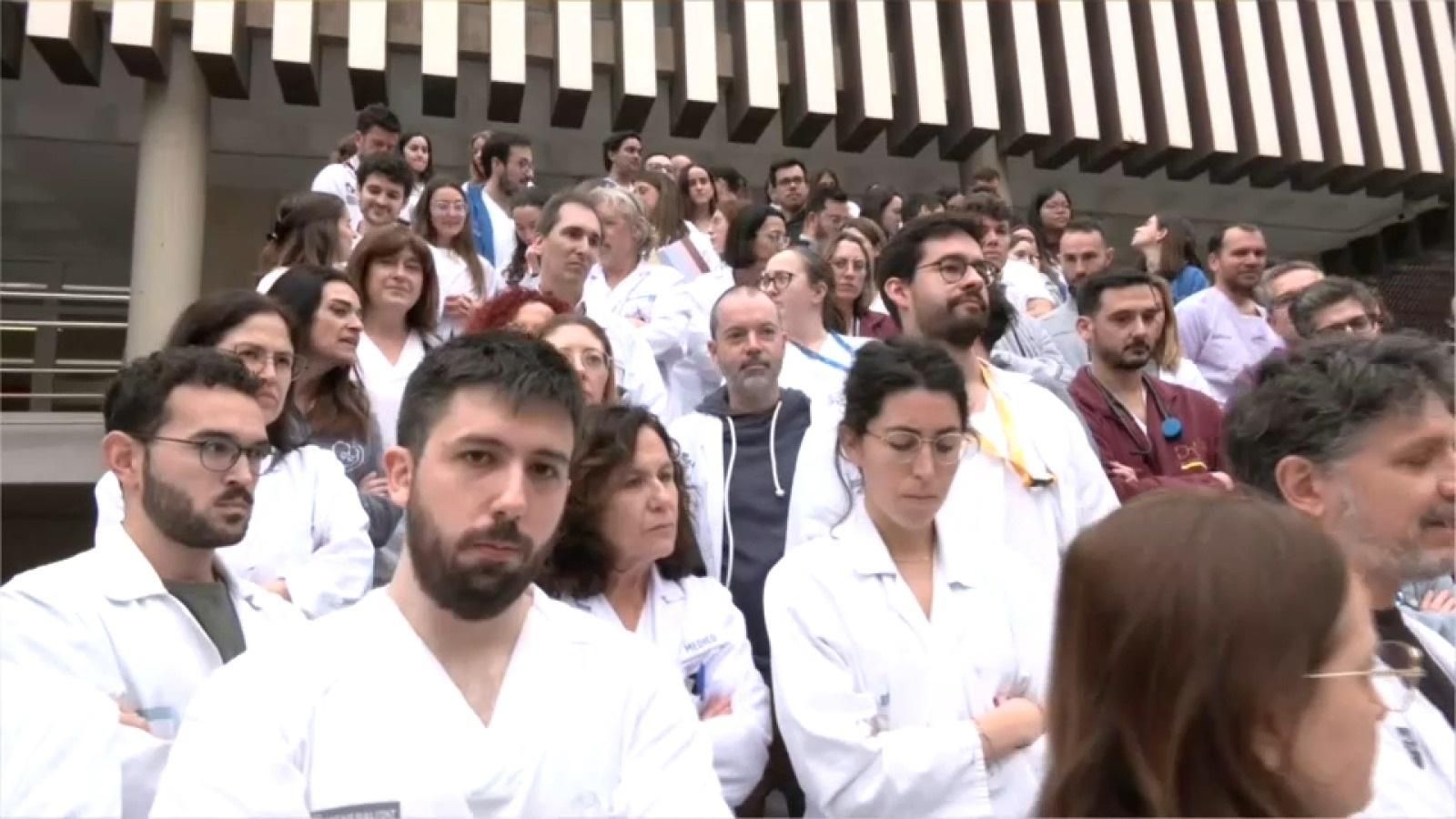 Protesta a les portes de l'Hospital Peset de València