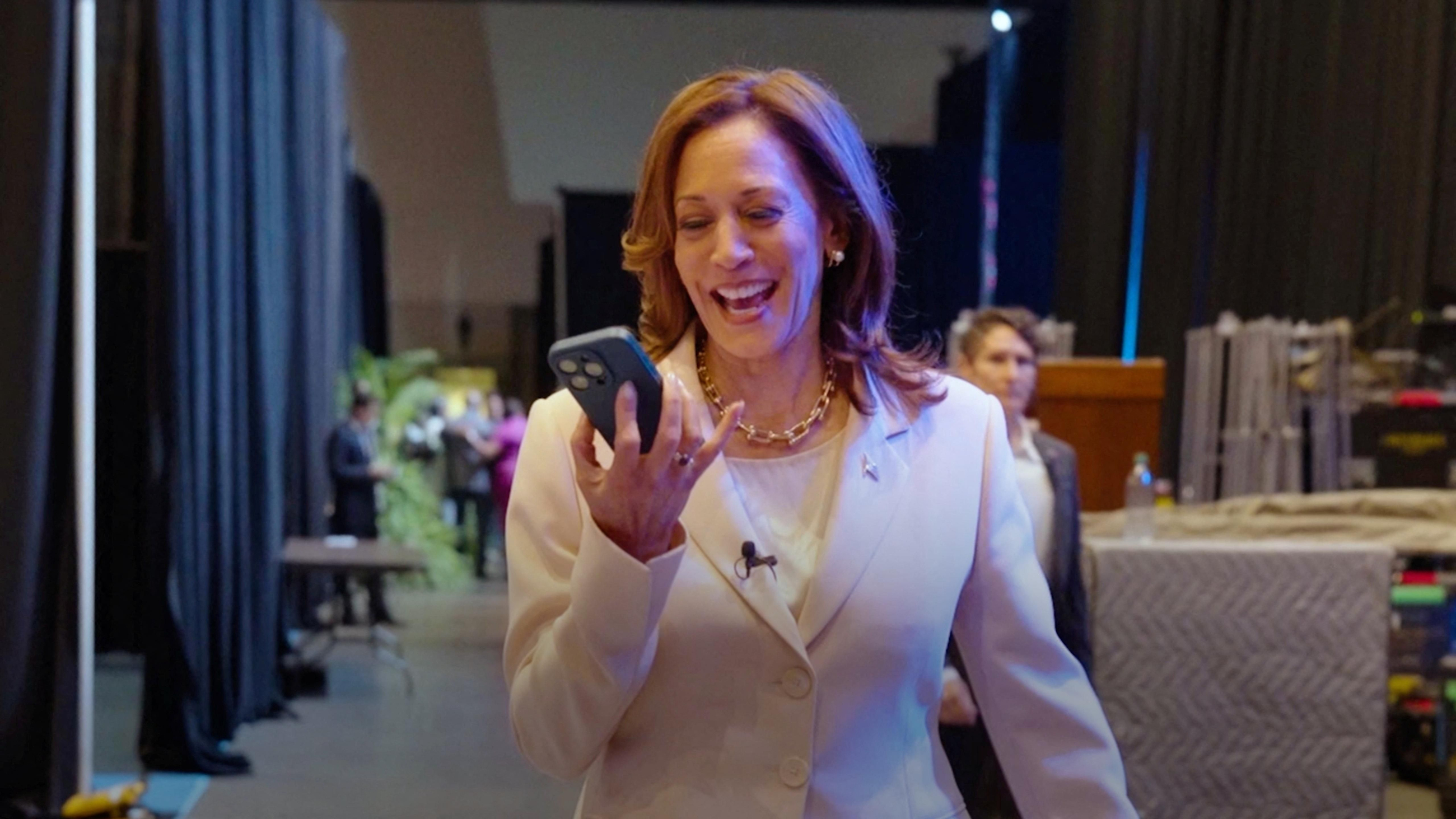 La vicepresidenta dels EUA Kamala Harris rep la telefonada del matrimoni Obama La vicepresidenta dels EUA Kamallah Harris rep la telefonada del matrimoni Obama