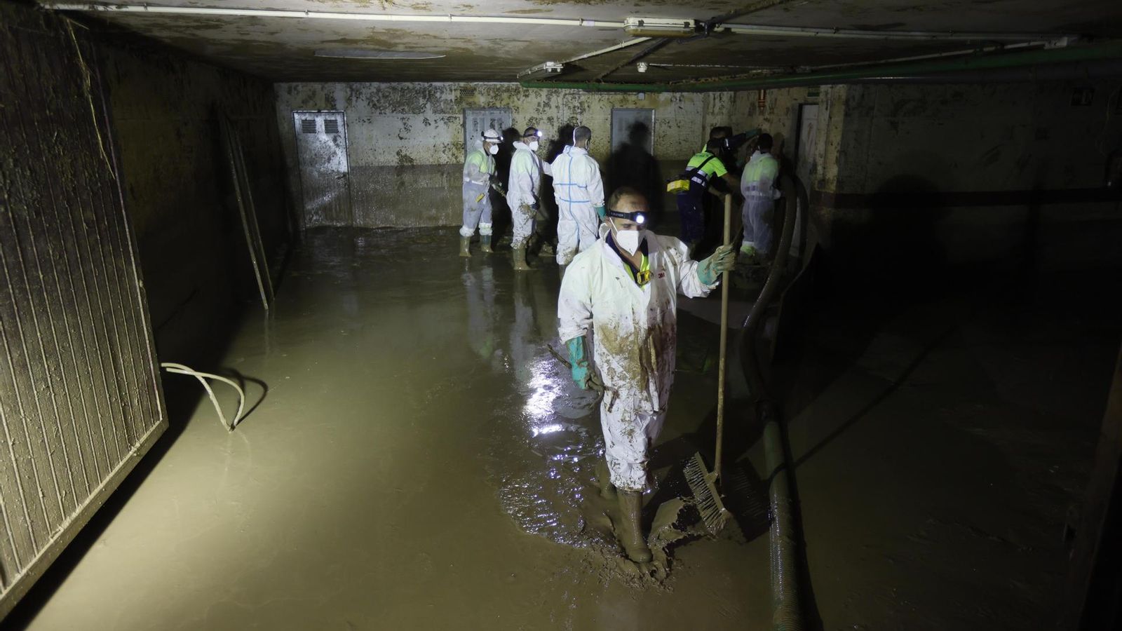 Diversos operaris netegen un garatge a Massanassa