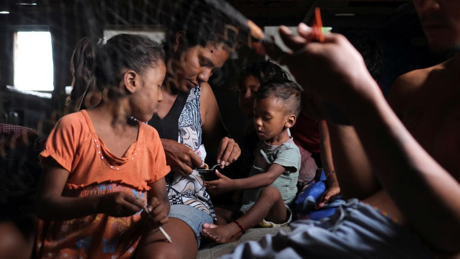 Una mare alimenta amb suplements el seu fill, diagnosticat amb desnutrició, a Veneçuela
