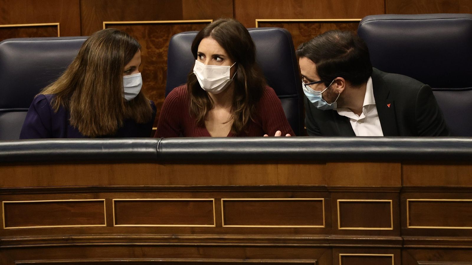 Ione Belarra, Irene Montero i Alberto Garzón conversen en una sessió plenària del Congrés el passat febrer