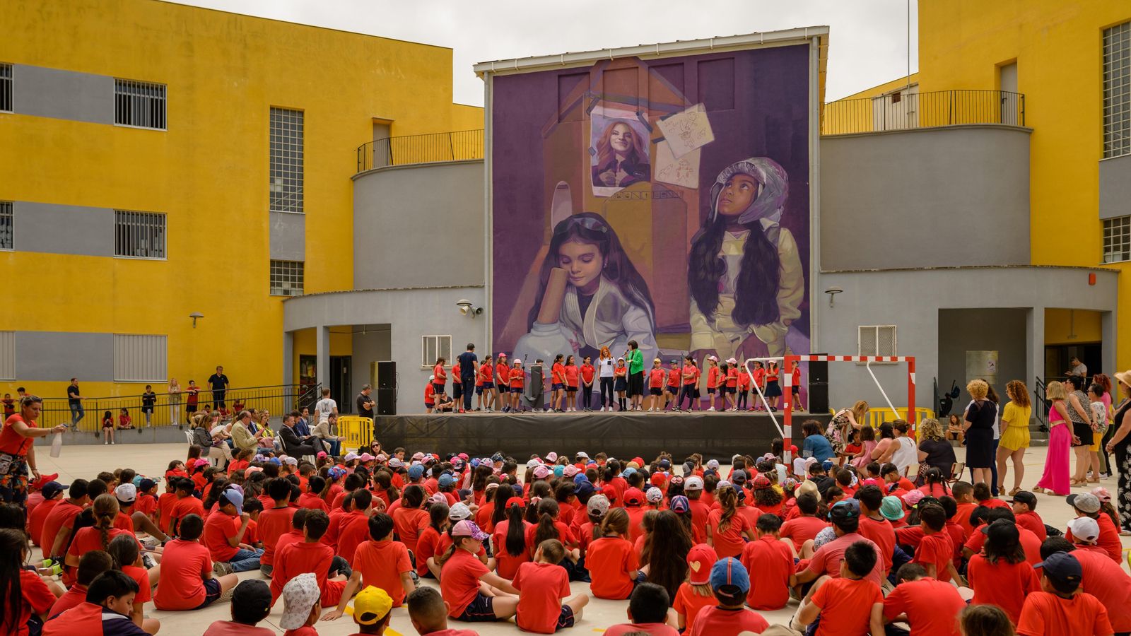 Inauguració al CEIP Cervantes de Gandia del mural de Sara García