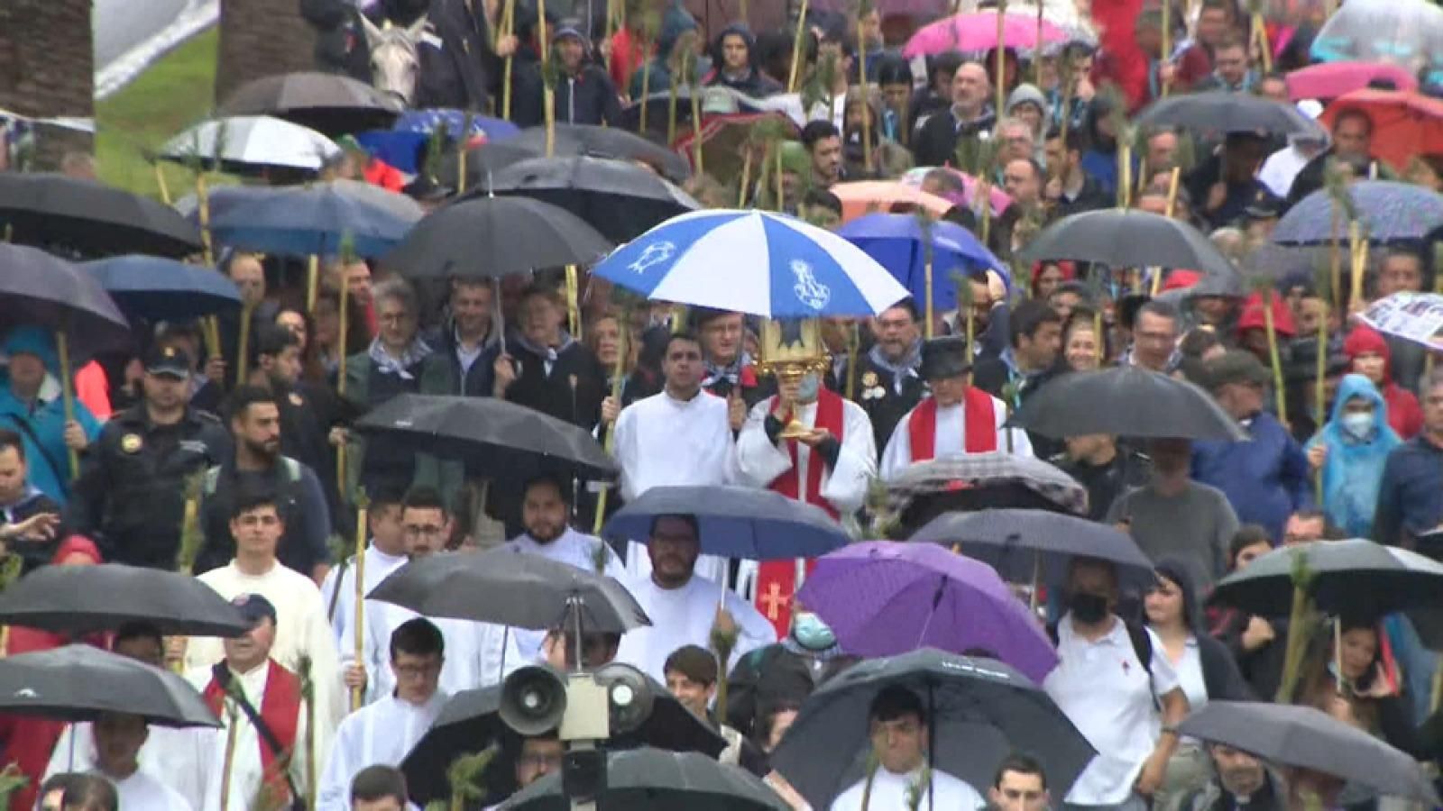 El paraigua i l'impermeable han acompanyat els pelegrins, que han tornat a anar caminant fins al monestir de la Santa Faç després del parèntesi de la pandèmia