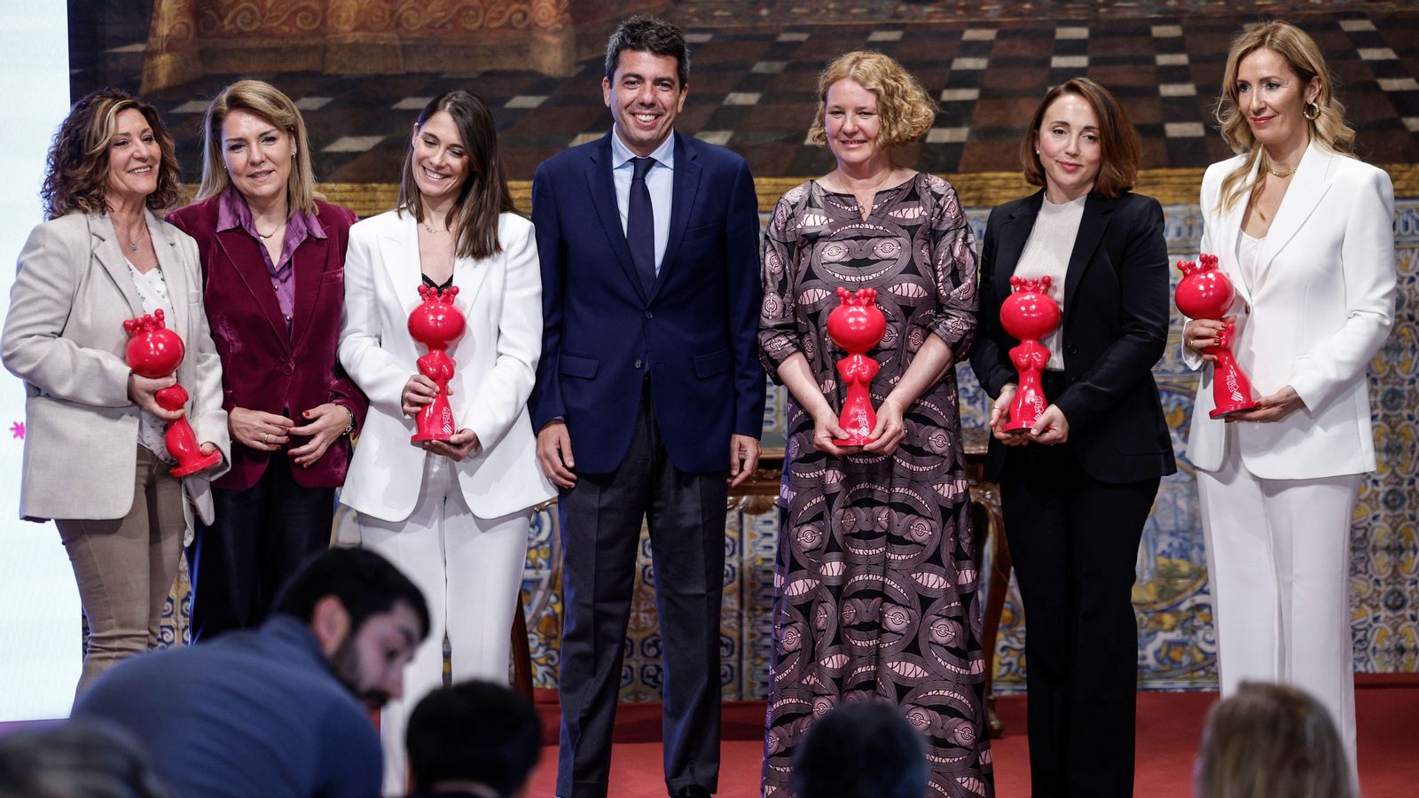 Les cinc guardonades amb el cap del Consell i la vicepresidenta, en finalitzar l'acte de lliurament