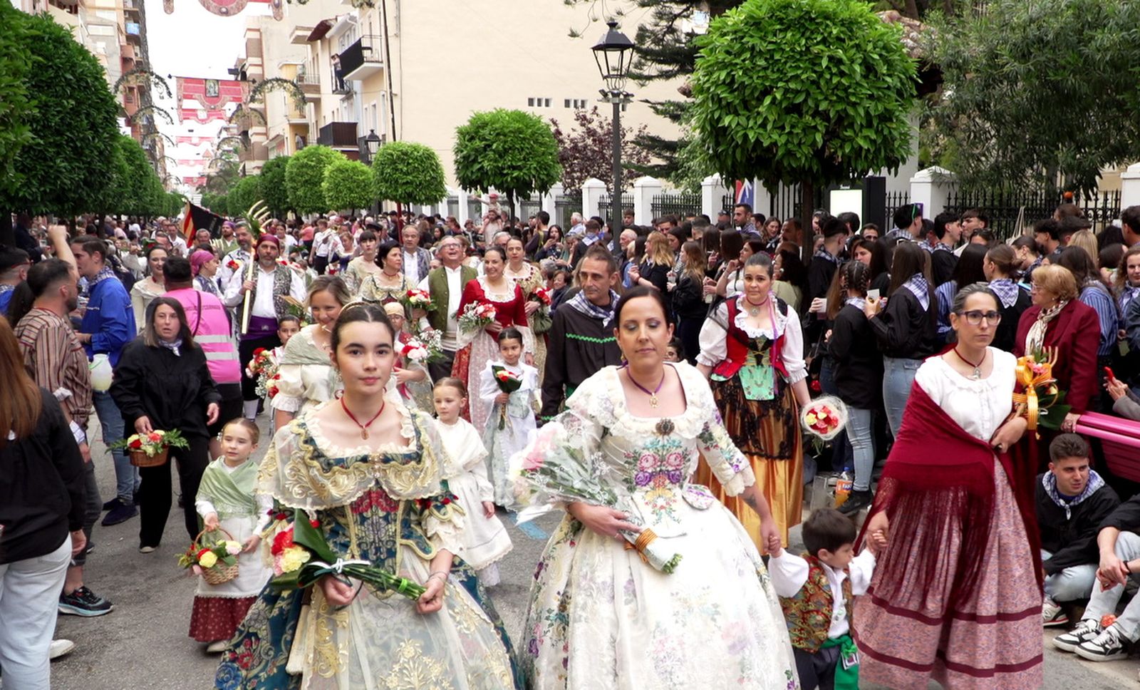 L'Ofrena Floral de la Vila Joiosa é un dels actes més populars, on milers de festers i veïns lluïxen la tradicional indumentària vilera dels segles XVII i XIX