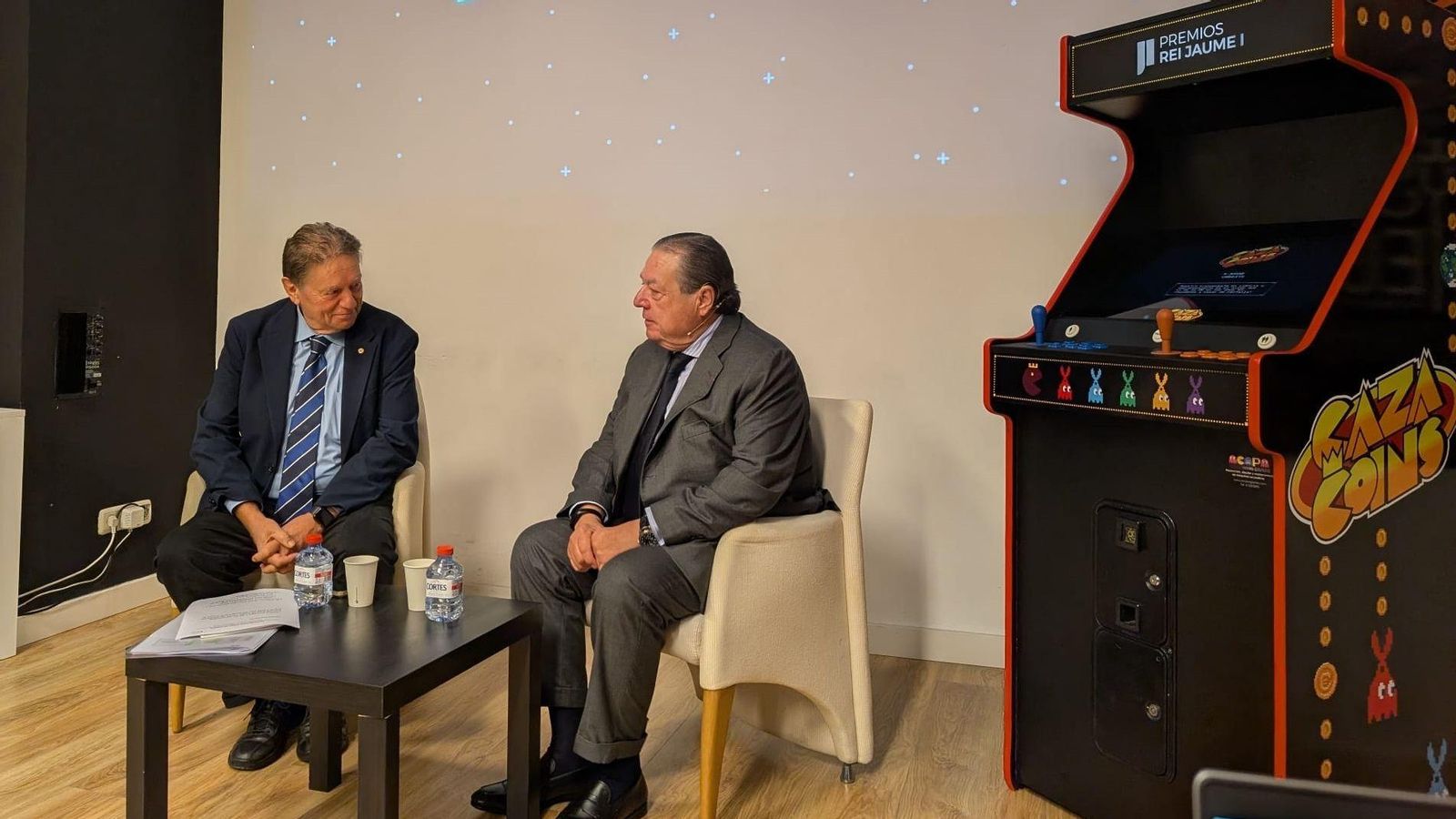 El president executiu i el president de la fundació Premis Rei Jaume I junt a una màquina de les màquines de recreatius que reivindicaran major inversió en ciència