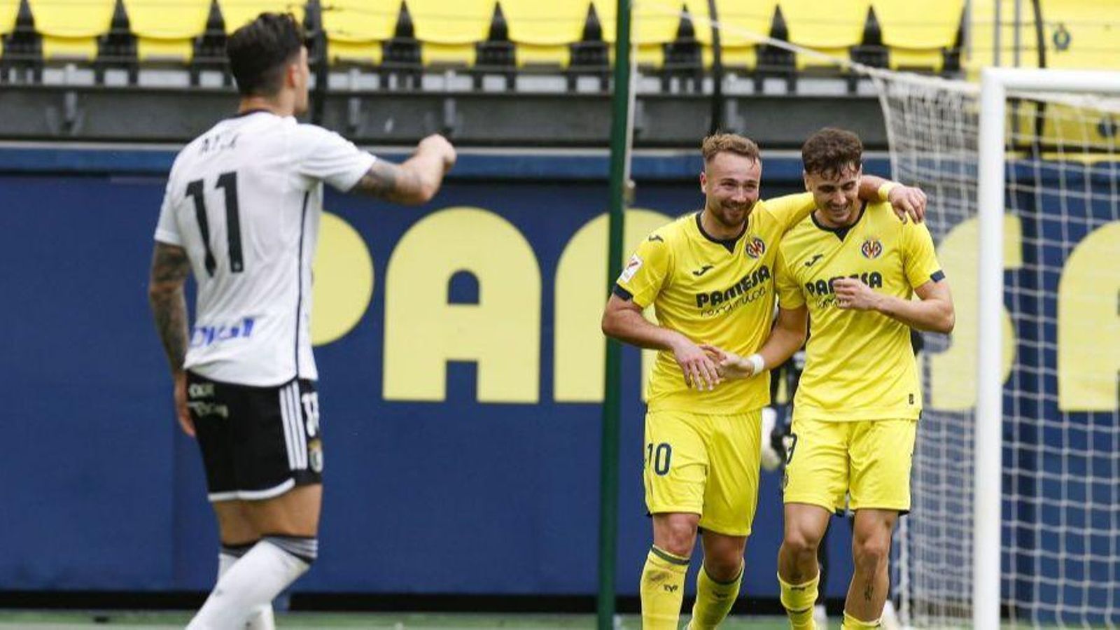 Ontiveros i Forés celebren un dels gols