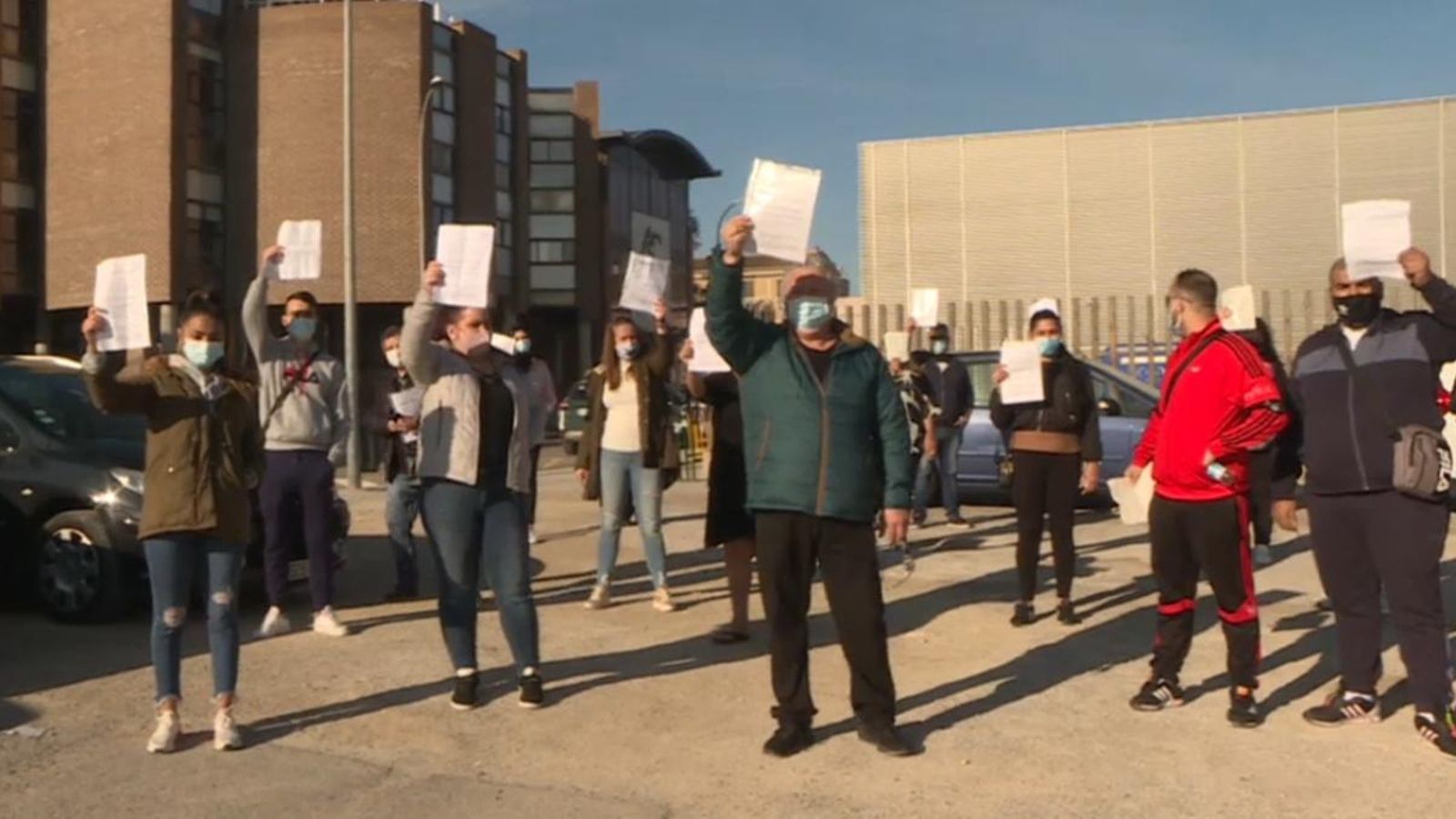 Famílies de la Pobla de Vallbona afectades pel desnonament previst per al 9 de desembre, aquest dimarts als jutjats de Llíria