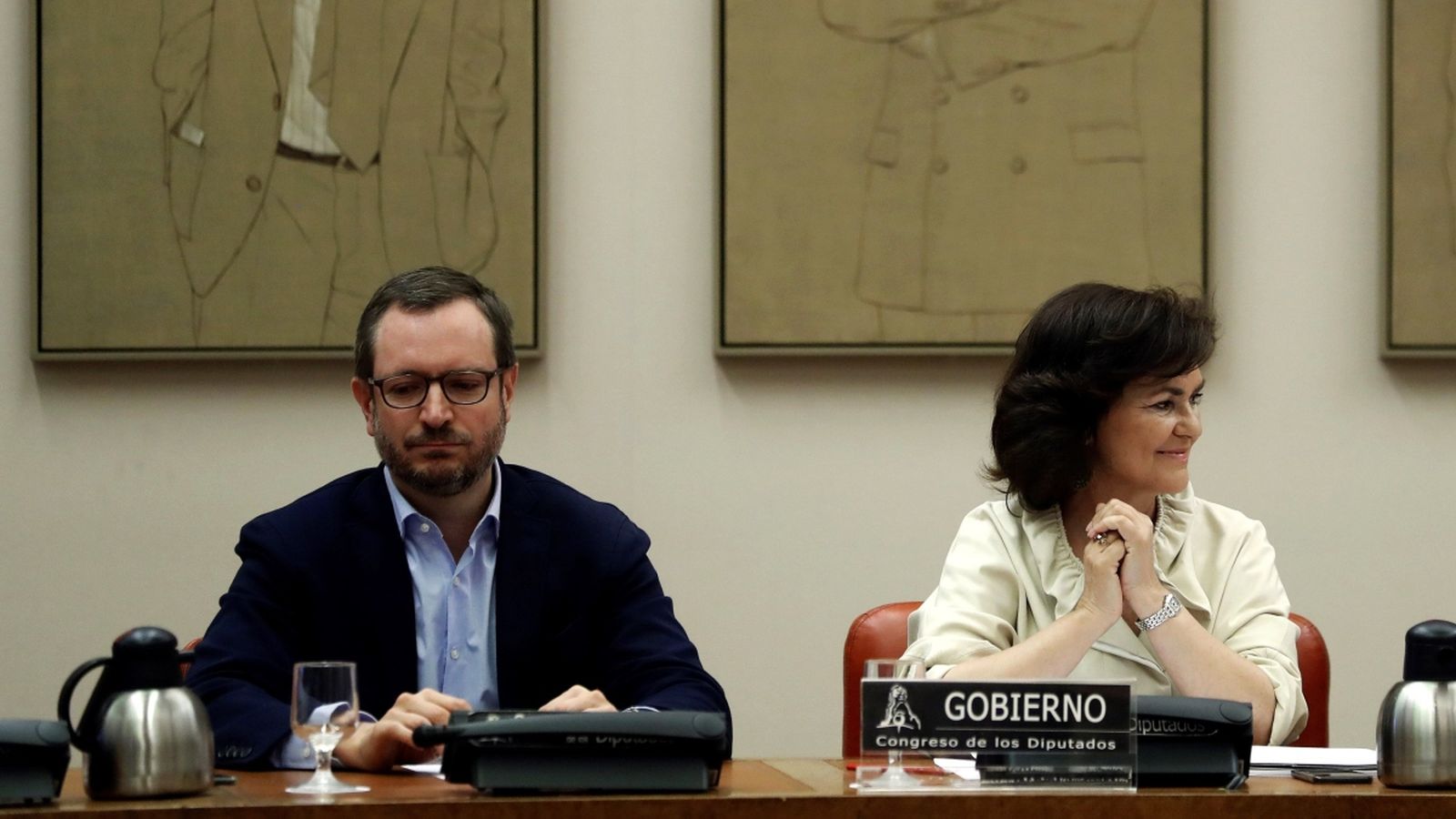 La vicepresidenta del Govern, Carmen Calvo, i el sotssecretari general del PP, Javier Maroto, durant la compareixença en la comissió al Congrés dels Diputats