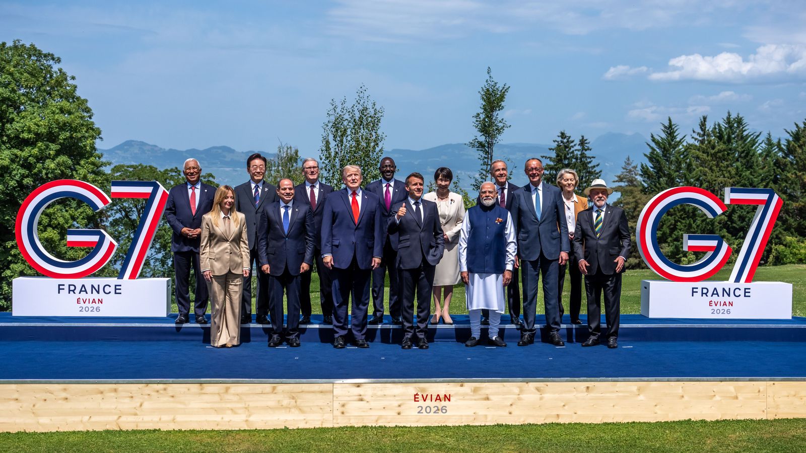 El president del Consell Europeu, Antonio Costa; la primera ministra italiana, Giorgia Meloni; el president sud-coreà, Lee Jae Myung; el president egipci, Abdel-Fattah El-Sisi; el primer ministre del Regne Unit, Keir Starmer, i el president dels EUA, Donald Trump, en la reunió del G7 a Evian