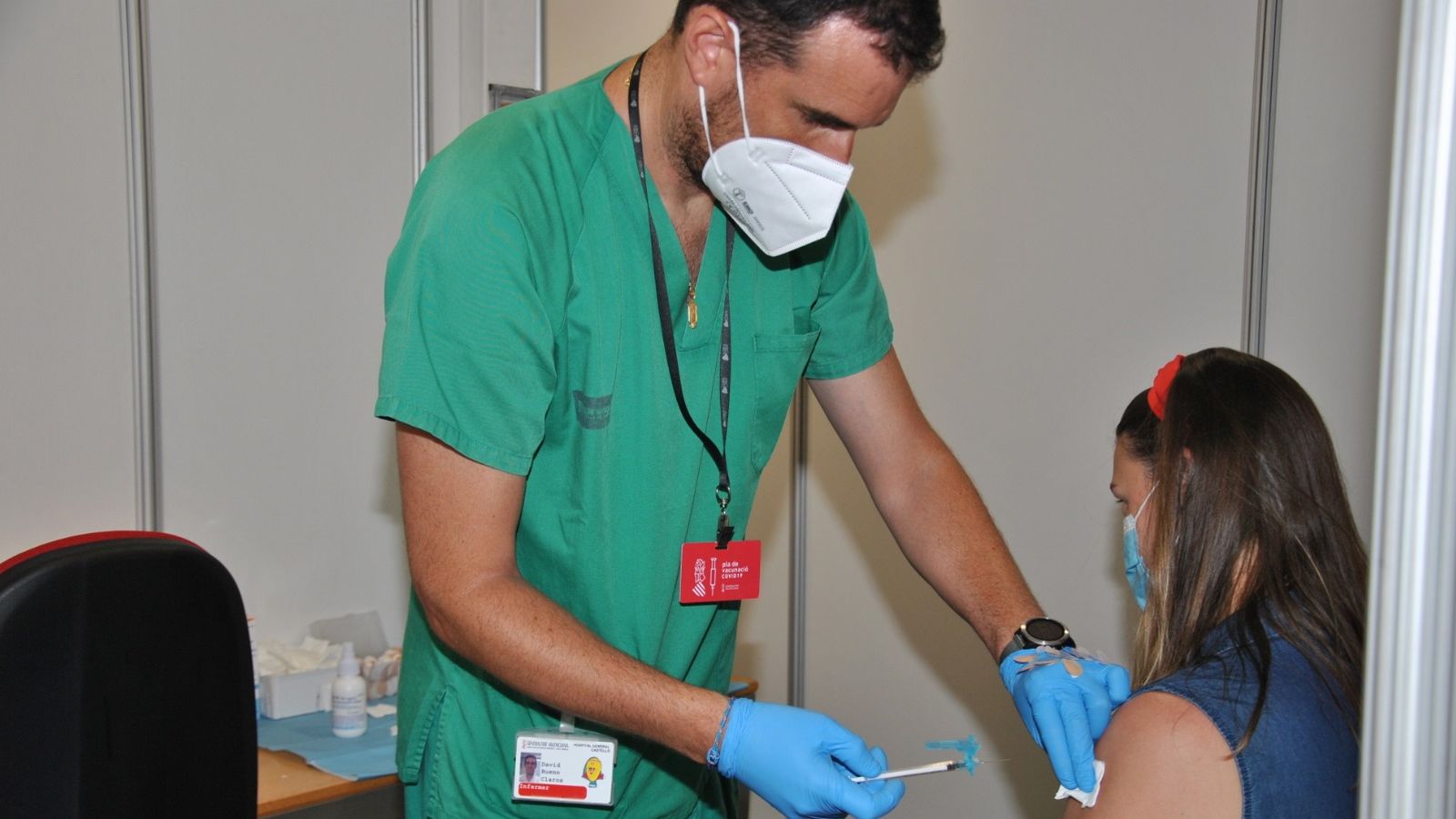 Una jove en la vintena rep la primera dosi de la vacuna a Castelló, aquest dimarts