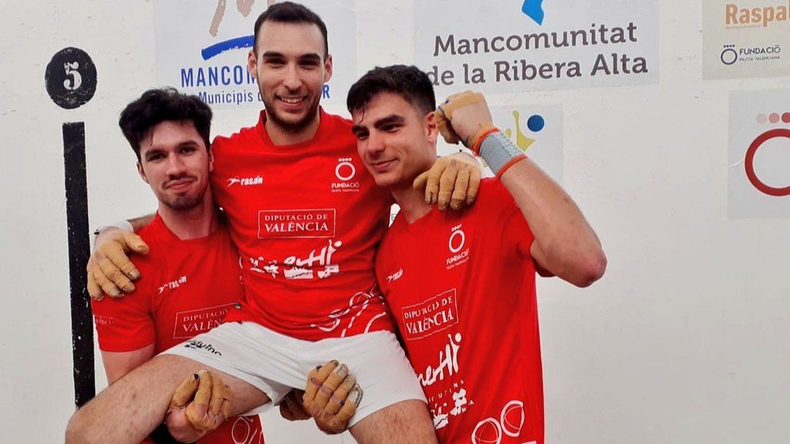 Vercher, Seve i Lorja celebren la victòria