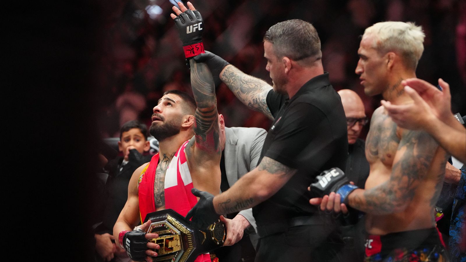 Topuria, amb el trofeu de campió