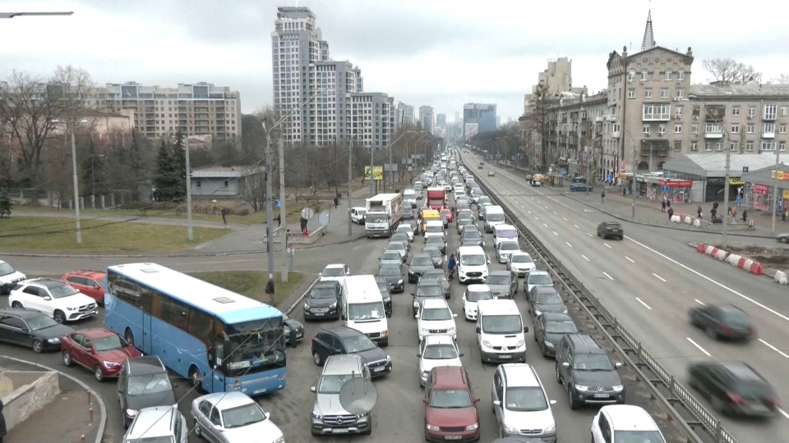 Milers de vehicles parats en l'intent frustrat d'abandonar Kíev