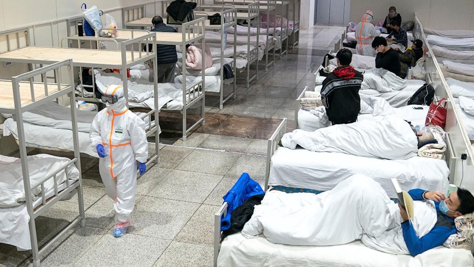 Personal mèdic atén a pacients del coronavirurs en un hospital improvisat al Centre Internacional de Conferències i Exhibicións de Wuhan