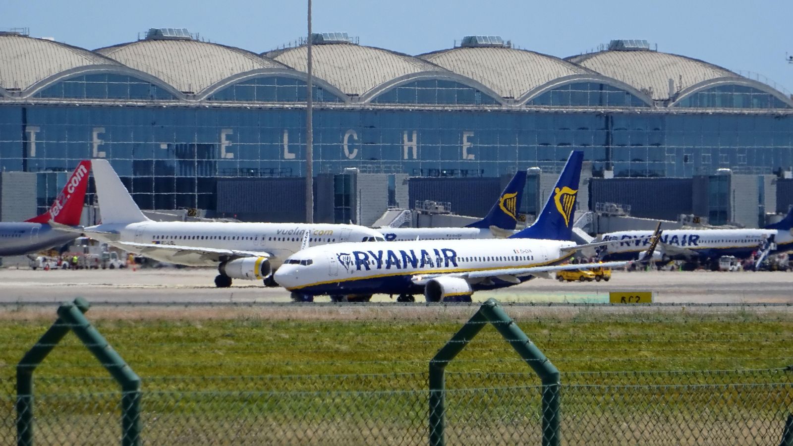 Diverses aeronaus a l'aeroport d'Alacant-Elx, que actualment compta amb una única pista