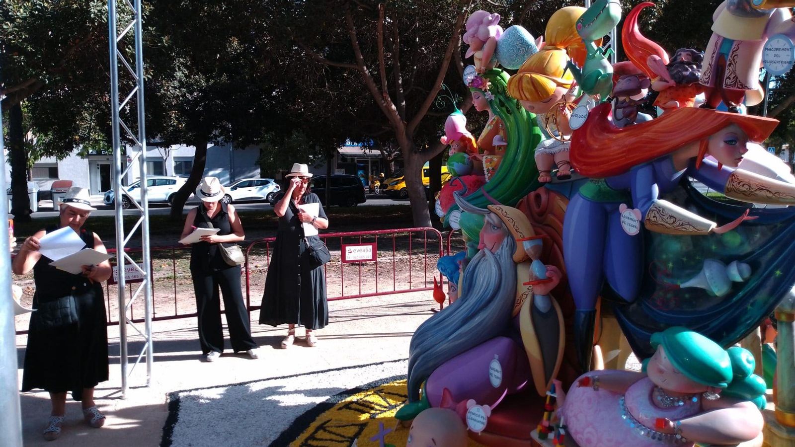 Membres del jurat valora el monument infantil que ha plantat enguany La Condomina