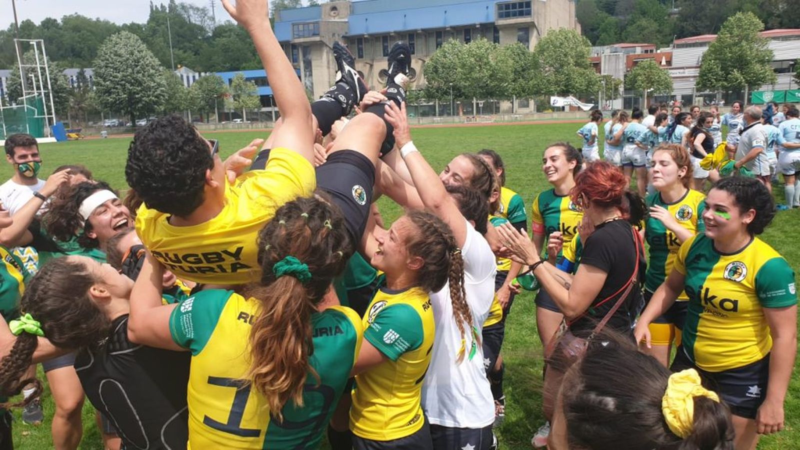 Les jugadores del Túria celebren l'ascens