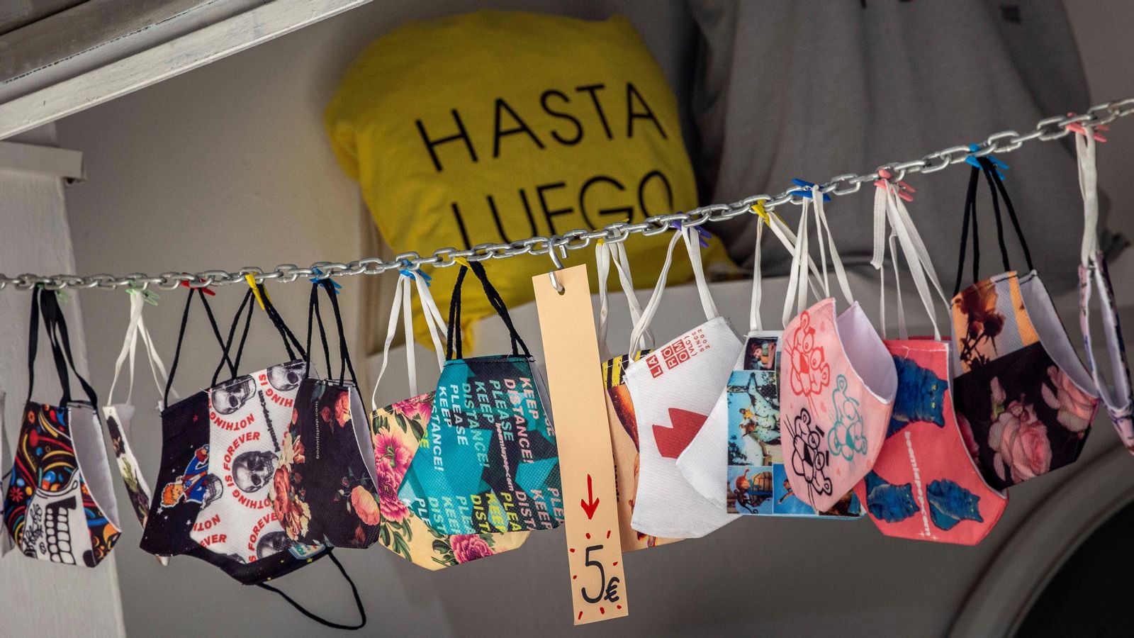 Mascaretes d'una botiga del nucli històric de València exposades per a la venda