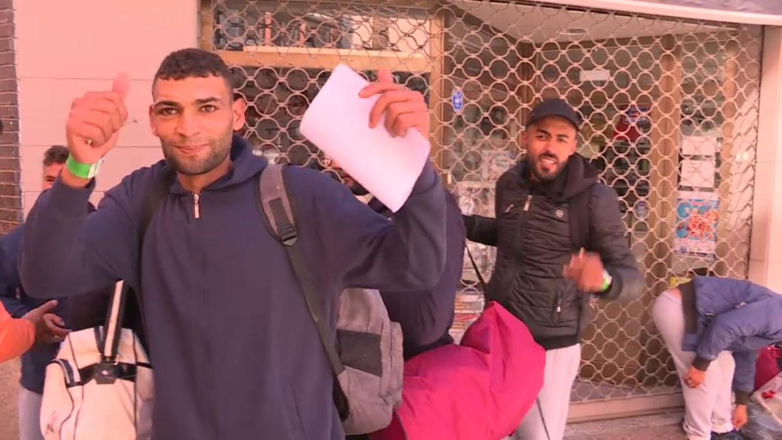 Els migrants donen les gràcies a la Creu Roja per haver-los rescatat de la pastera