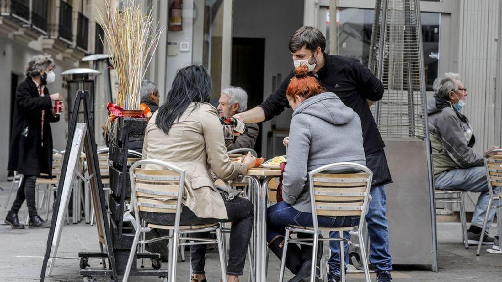 Cambrer en una terrassa d'un bar a València