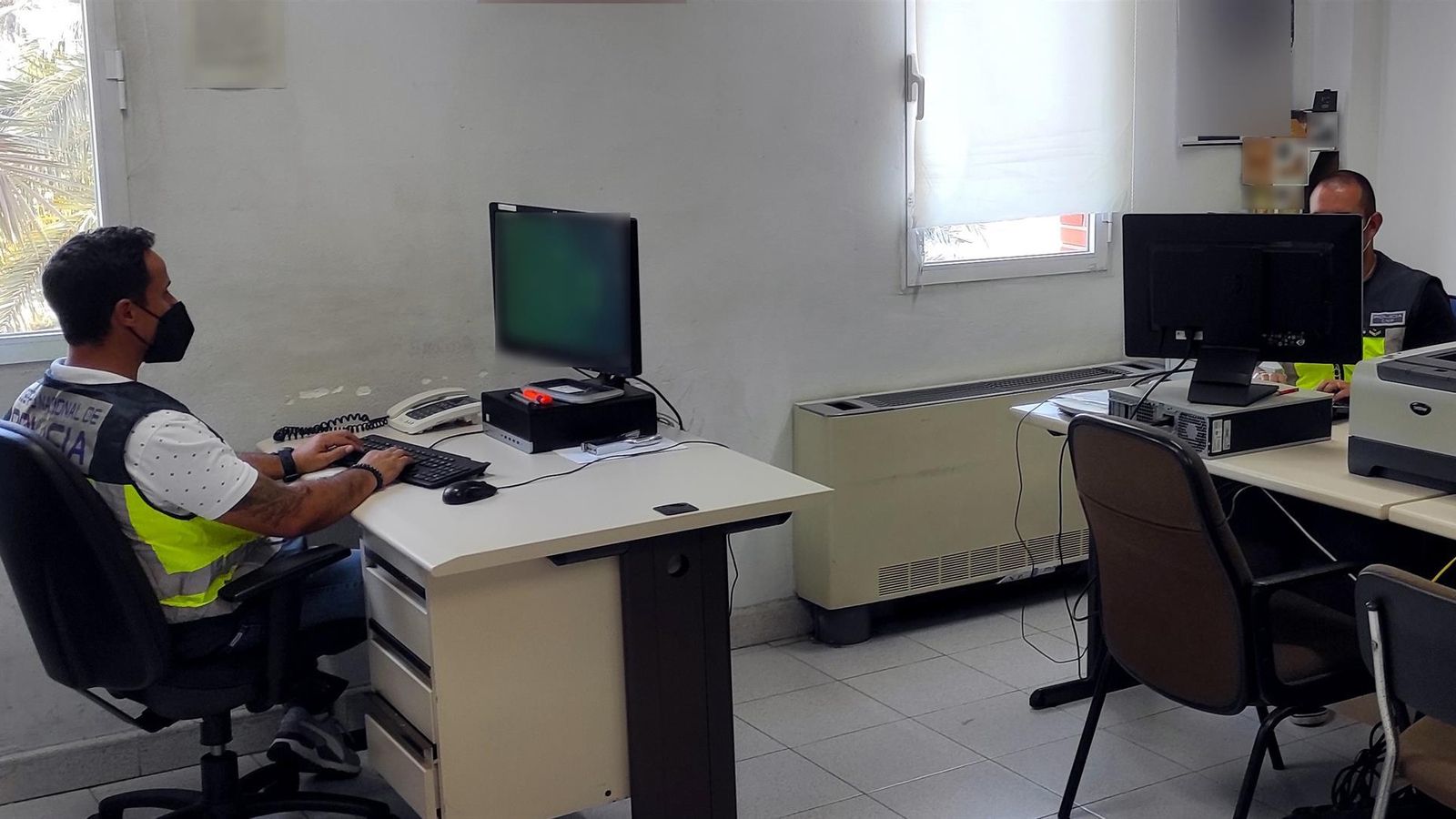 Detingut a Elx un home per gravar a una dona en els provadors d'una botiga