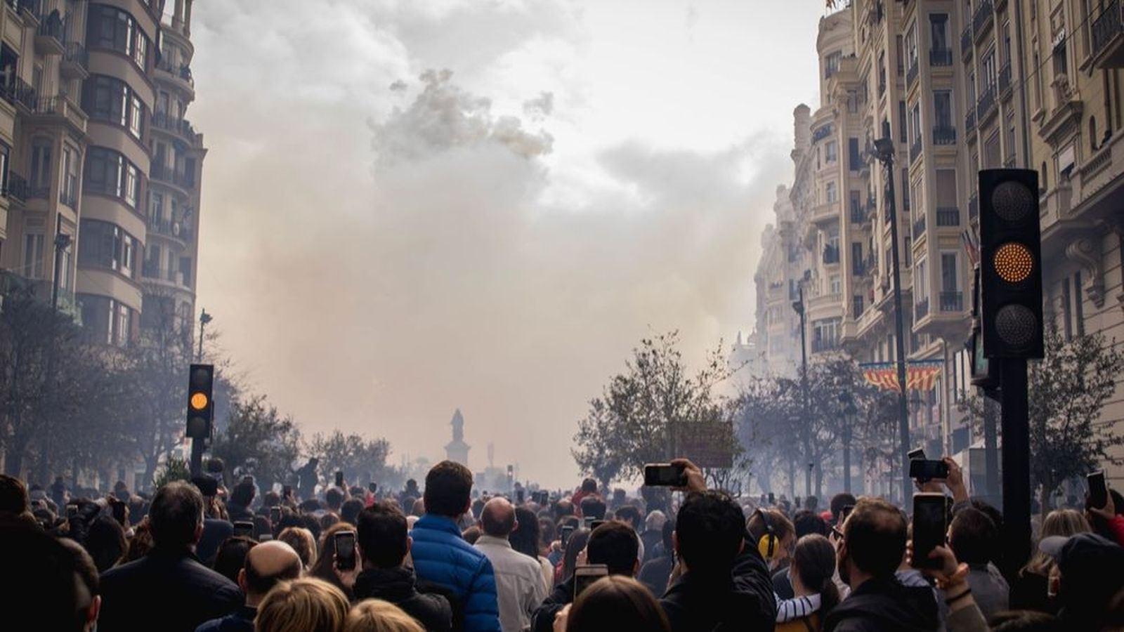 Gent admirant una mascletà a València el 2022