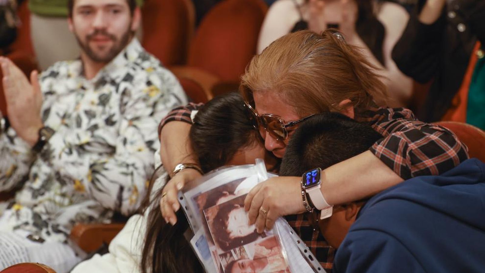 La dona celebra que és la guanyadora del primer premi al Teatro Real de Madrid