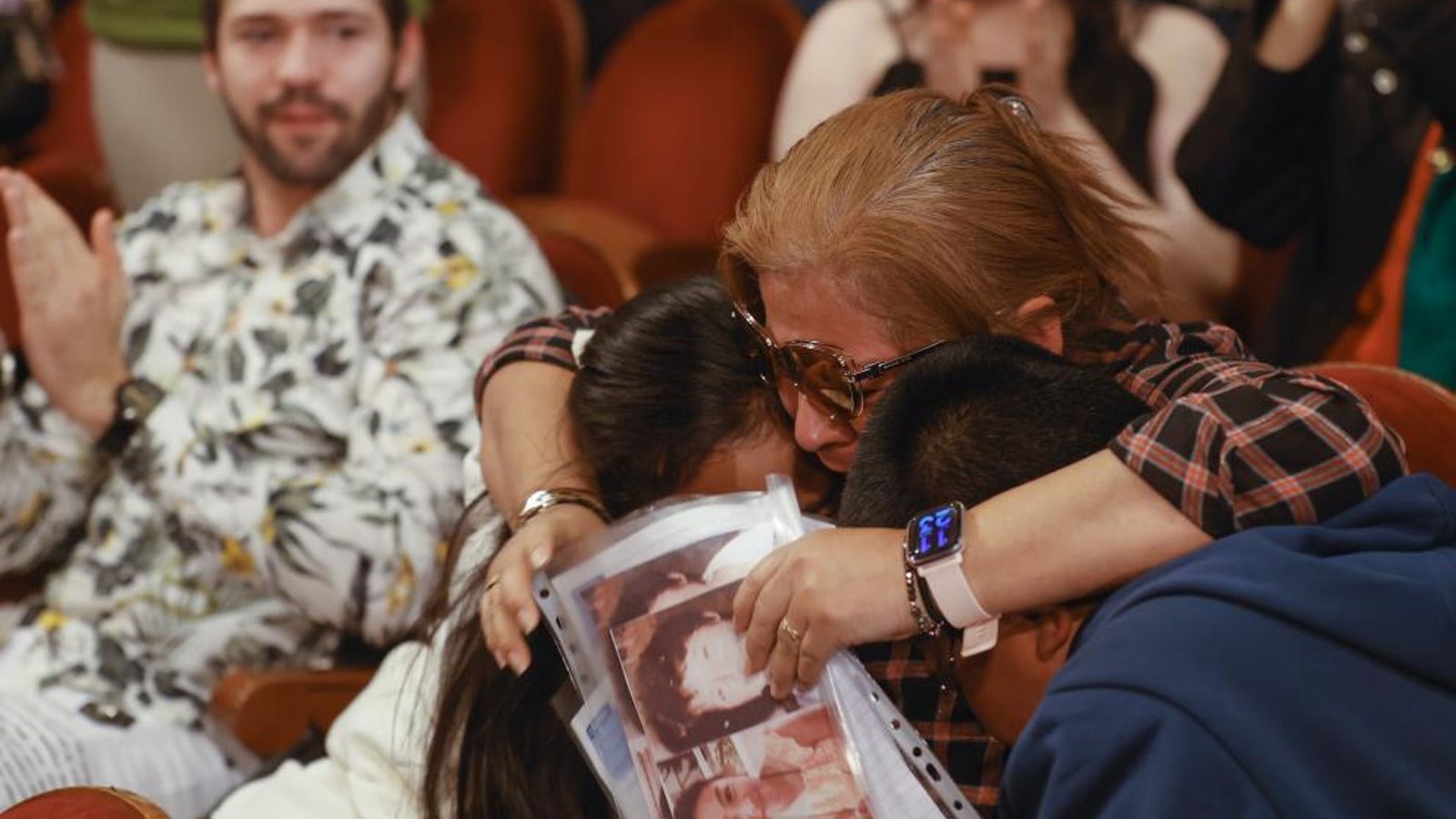 La dona celebra que és la guanyadora del primer premi al Teatro Real de Madrid