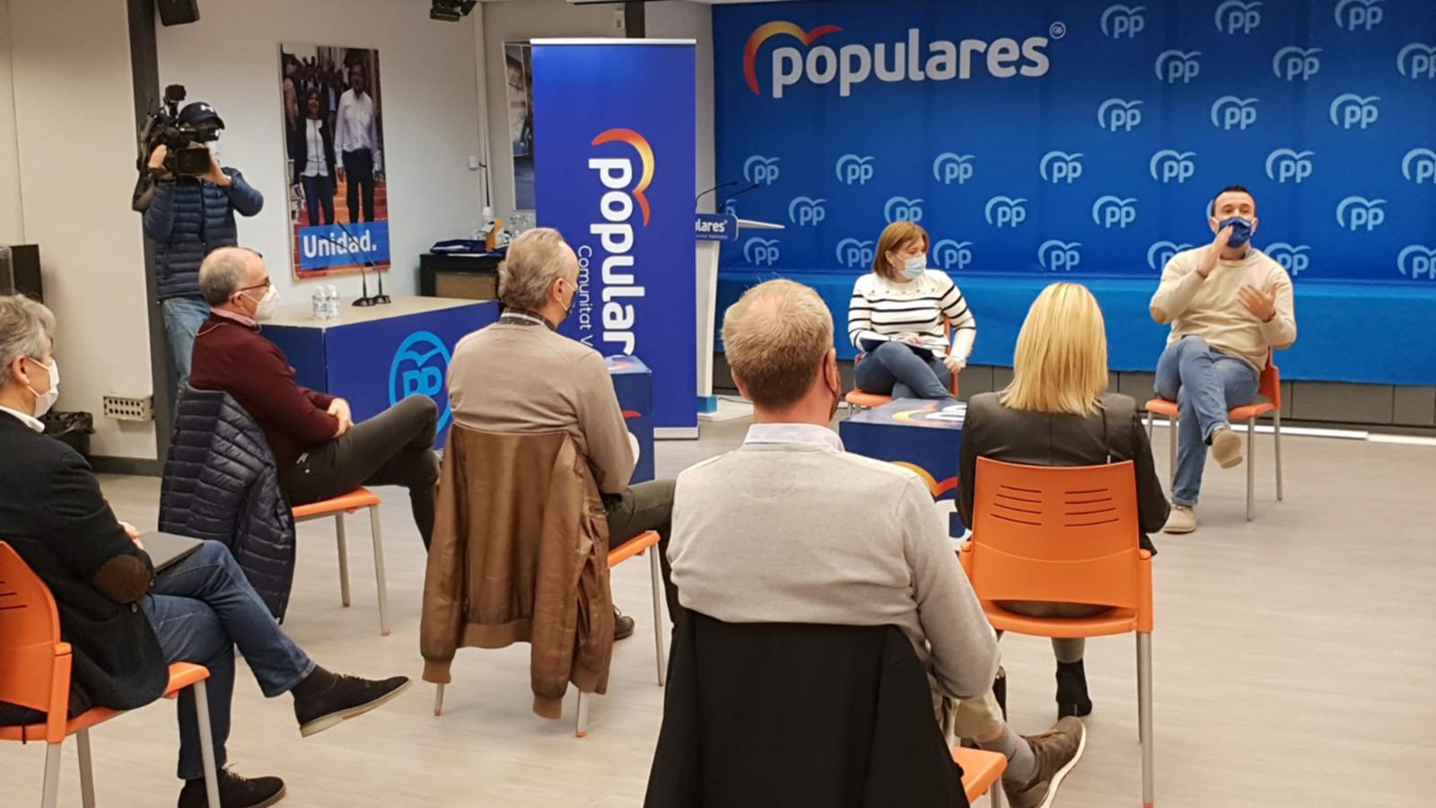 Isabel Bonig s'ha reunit amb diputats i senadors del PP.