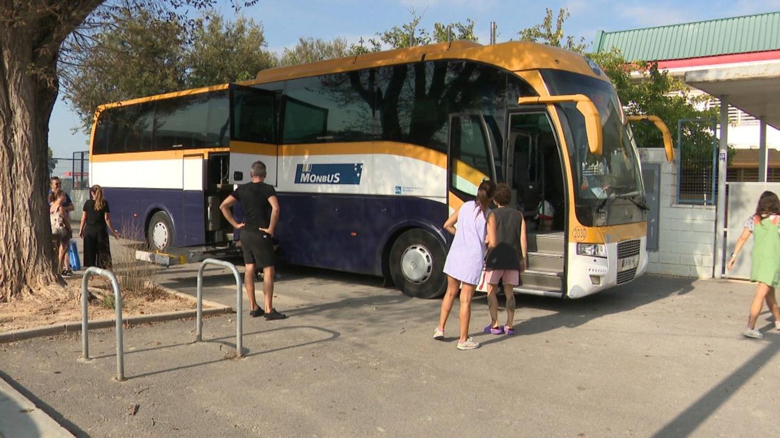 Els pares i mares han portat a l'alumnat a classe amb els seus cotxes particulars