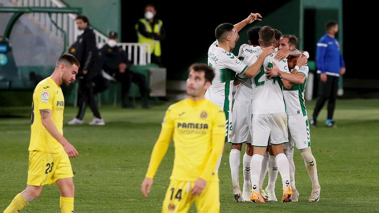 Els jugadors de l'Elx celebren un gol mentre Manu Trigueros i Moi es lamenten