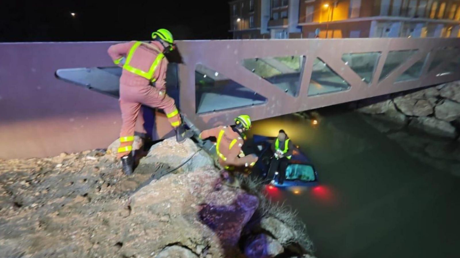 EuropaPress 5655083 imagen rescate hombre caido canal sollana vehiculo conducia