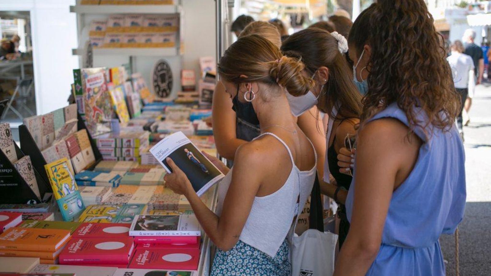 Una parella ultima les compres literàries de Nadal