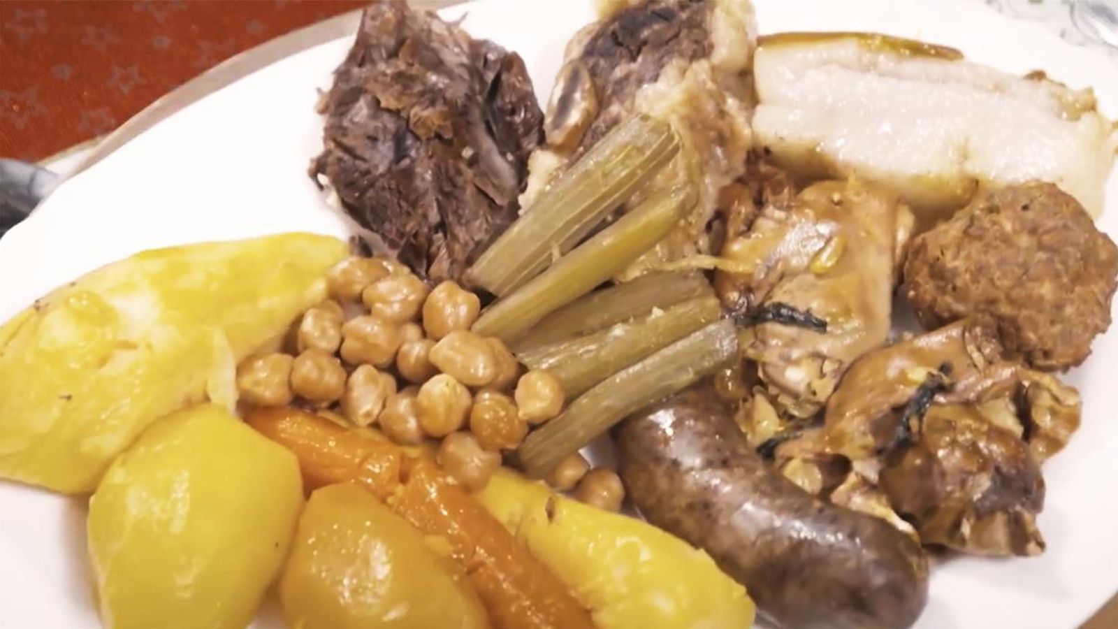 Ingredients que acompanyen a l'arròs o els fideus en el putxero de Nadal