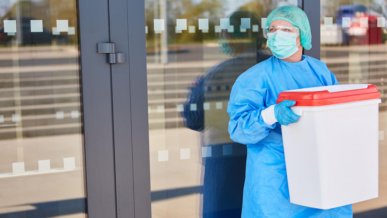Un sanitari porta una nevera per a conservar òrgans