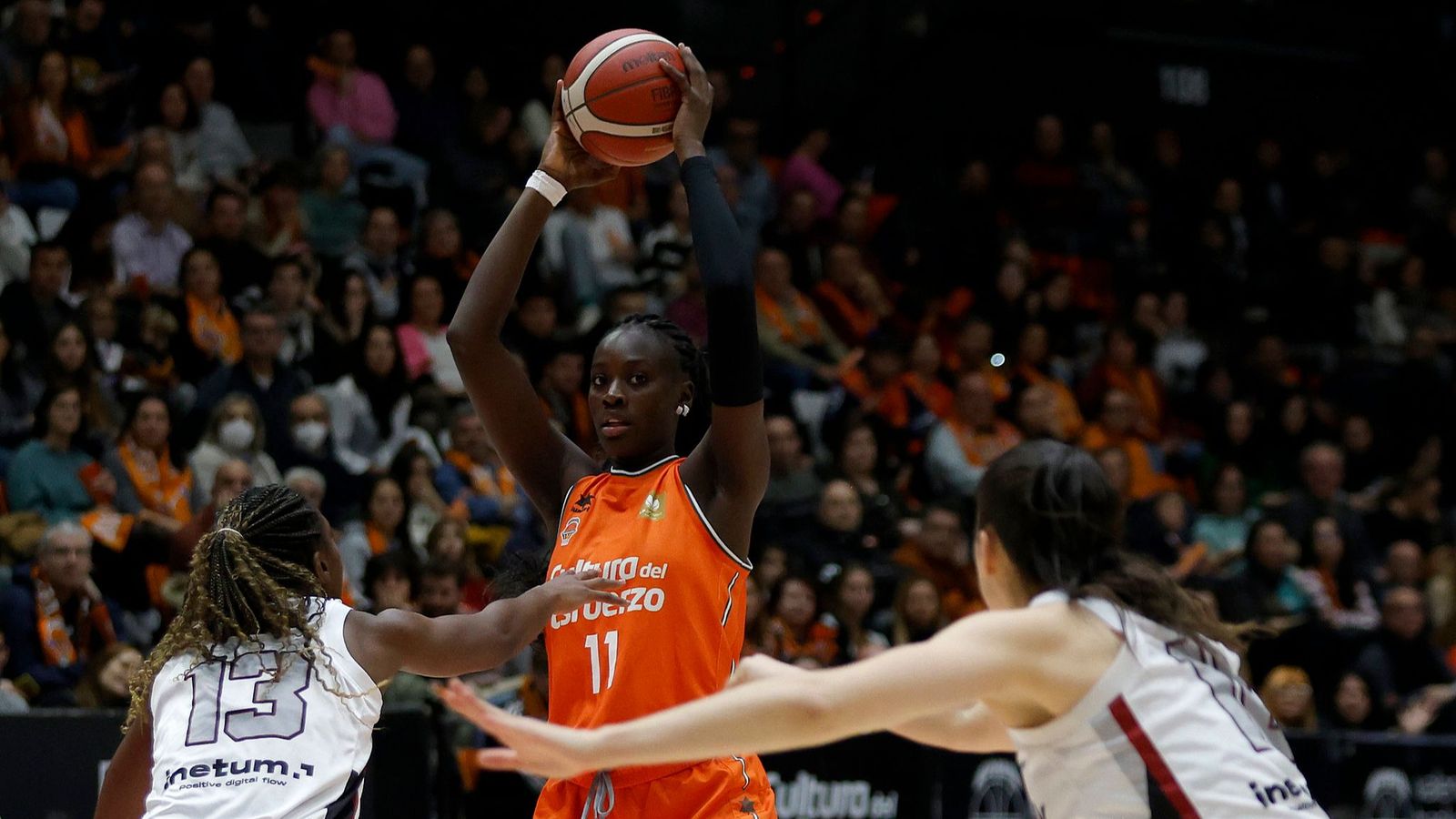 Awa Fam, en una acció del partit