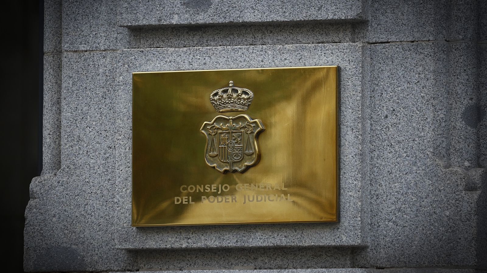 Placa en la façana del Consell General del Poder Judicial